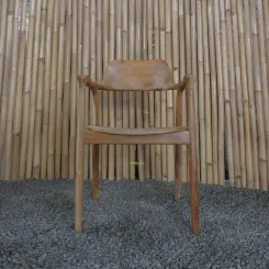 Stuhl, hergestellt aus Teakholz. 80cm Höhe 